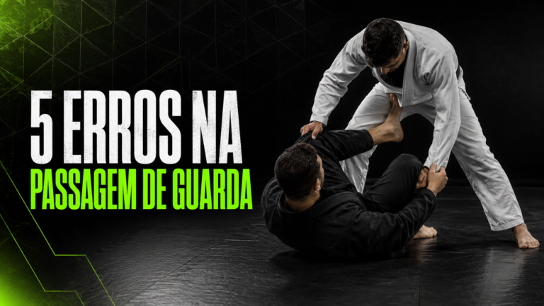 Praticantes de Jiu-Jitsu treinando passagem de guarda