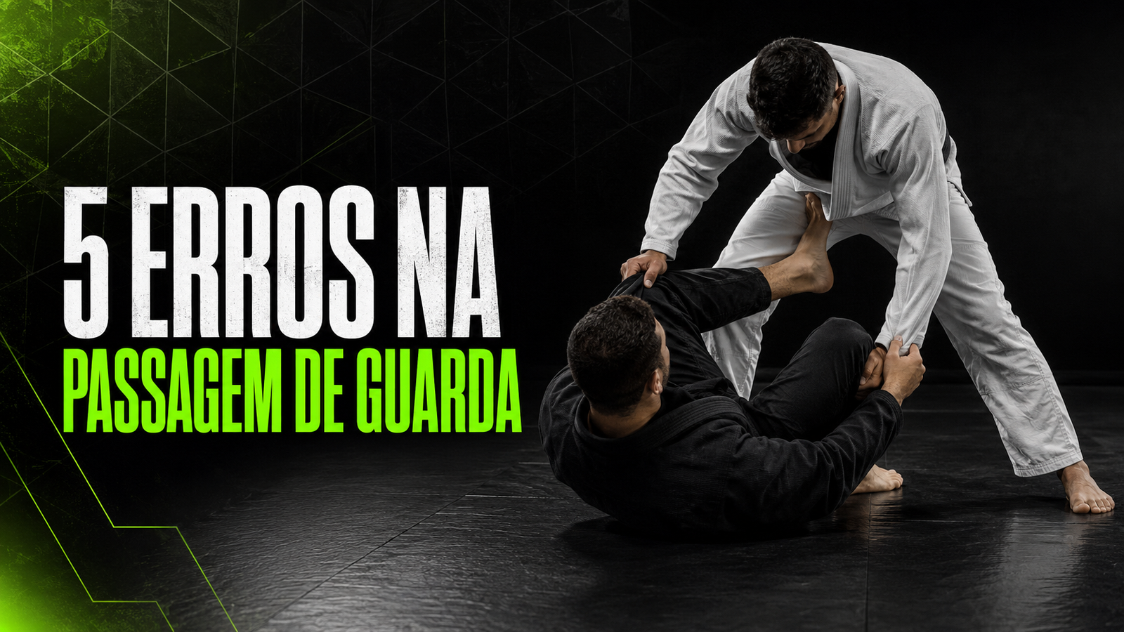 Praticantes de Jiu-Jitsu treinando passagem de guarda